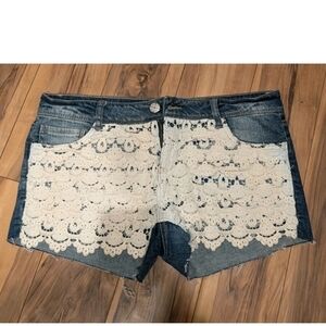 No Boundaries Women's Size Jr. 15 Mid Rise Medium Wash Lace Cuff Jean Shorts